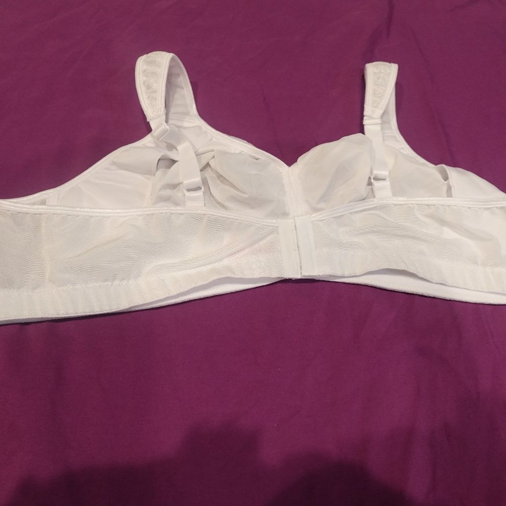 BREEZIES Womens Brazier white, 48B.